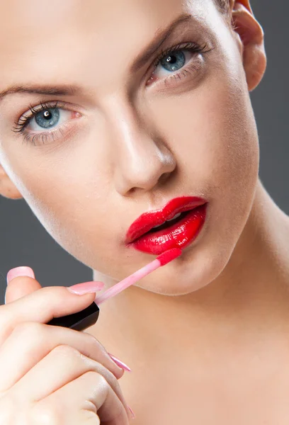 Toepassing van lipgloss — Stockfoto