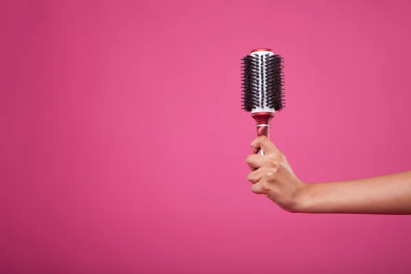 Pembe üzerinde saç fırçası — Stok fotoğraf
