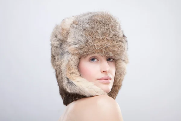 一个漂亮的女孩在毛皮俄罗斯帽子的肖像 — 图库照片