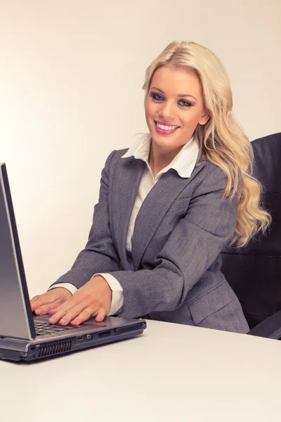 Portret Seksowny Biznes Kobieta Siedzi Przy Biurku Laptopa Strzelać Studio — Zdjęcie stockowe