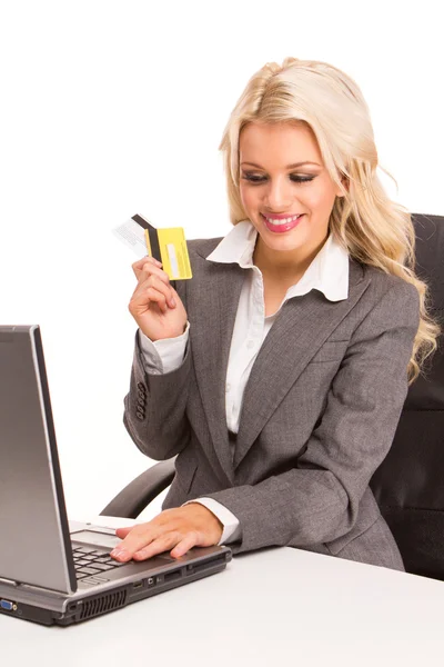 在线购物 年轻女商人坐在一起的笔记本电脑和她手里的信用卡 — 图库照片