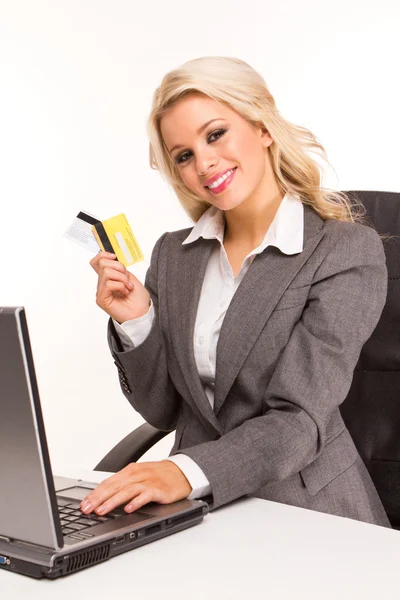 Zakupy Online Młody Kobieta Siedzi Komputera Przenośnego Karty Kredytowej Dłoni — Zdjęcie stockowe