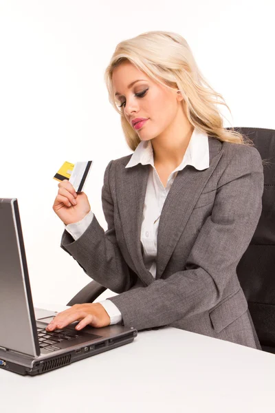 在线购物 年轻女商人坐在一起的笔记本电脑和她手里的信用卡 — 图库照片