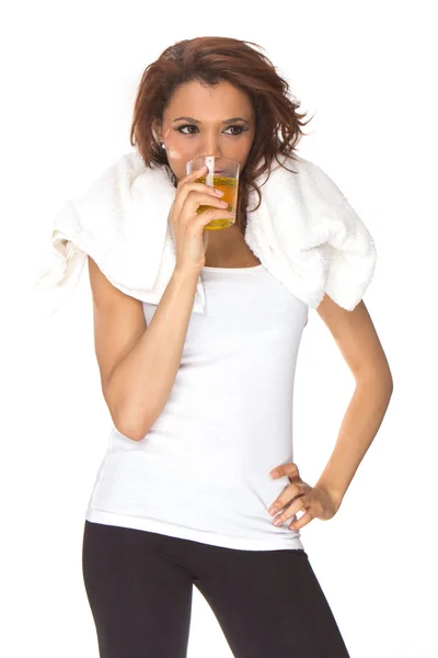 Женщина пьет энергетический напиток — стоковое фото
