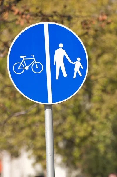 Dla pieszych i rowerów znak skrzyżowania. — Zdjęcie stockowe