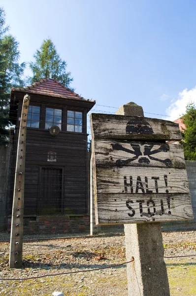Parar sinal no campo de concentração de Auschwitz . — Fotografia de Stock