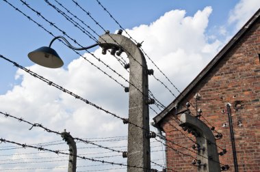 Polonya'daki auschwitz Birkenau'da toplama kampında elektrikli çit.