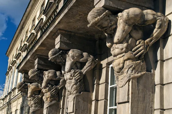 Colunas Homens Fortes Estátuas Segurando Edifício — Fotografia de Stock