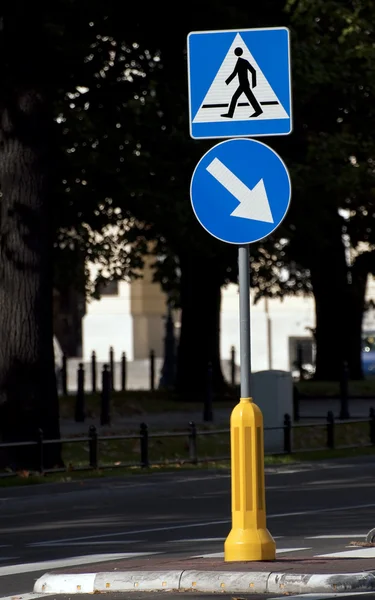 Verkehr Blaues Fußgängerüberweg Schild Nimmt Vorfahrt — Stockfoto