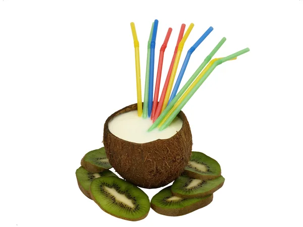 Noix de coco avec kiwi et pailles à cocktail. — Photo