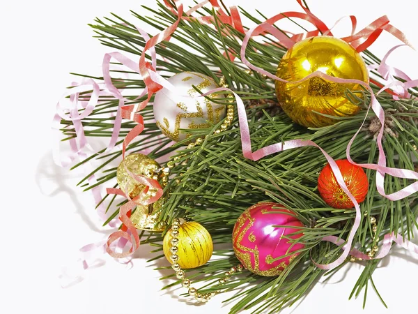 소나무 가지에 크리스마스 공. — 스톡 사진
