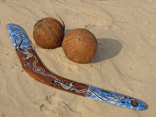 Boomerang et noix de coco . — Photo