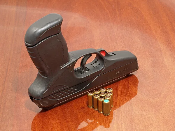 Black Pistol Gas Cartridges Polished Table Surface — Stock Photo, Image