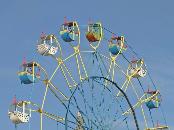 Färgglada Karusellen Mot Den Blå Sommarhimmel — Stockfoto