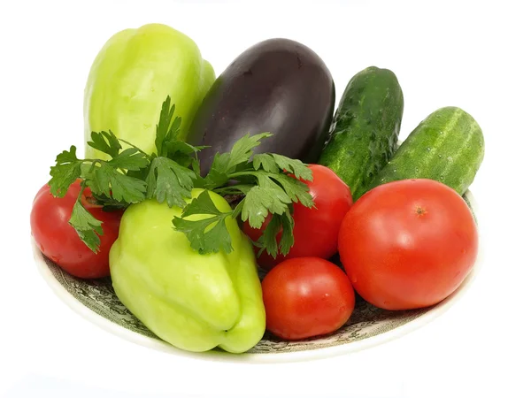 Tallrik med färska vegetables.isolated. — Stockfoto