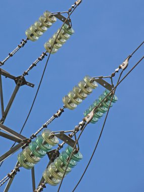 yüksek gerilim elektrik yalıtkan elektrik hattı mavi gökyüzü.