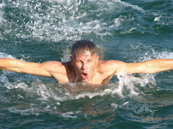 Člověk plave v moři. — Stock fotografie