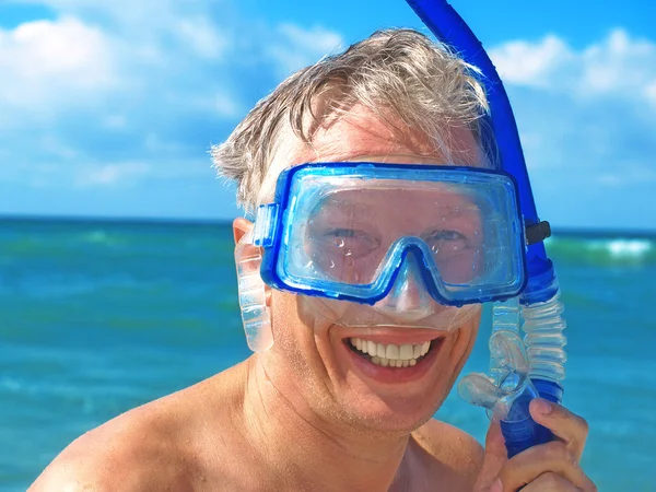 Mergulhador usando uma máscara. — Fotografia de Stock
