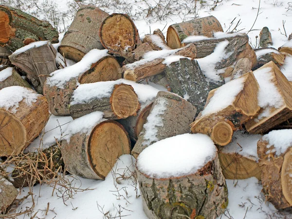 Stapel brandhout in de winter. — Stockfoto