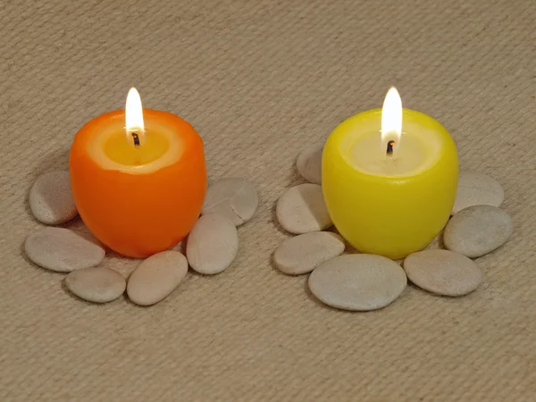 Deux bougies éclatantes multicolores . — Photo