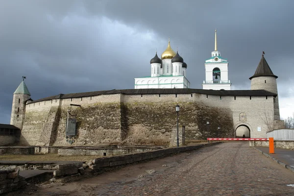 Pskov Kreml, befästning Royaltyfria Stockbilder