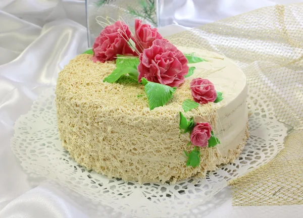 Tort udekorowany kwiatami z kremem — Zdjęcie stockowe