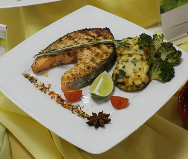 Стейк из лосося с овощами — стоковое фото