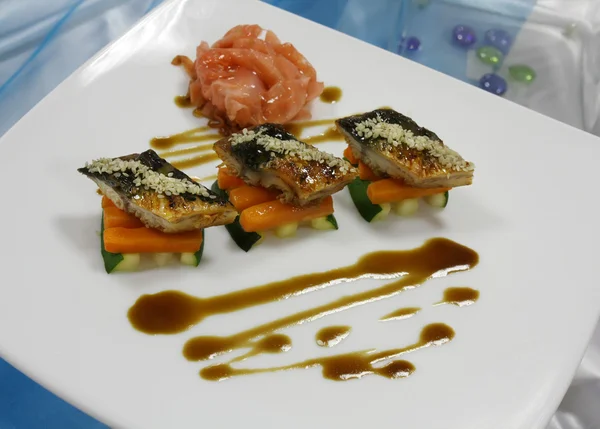 Aperitivo frio de peixe com verduras — Fotografia de Stock