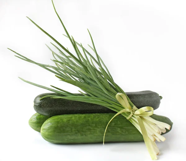 Bawang Hijau Mentimun Dan Zucchini Pada Latar Belakang Putih — Stok Foto