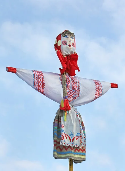 Карнавальная кукла против неба — стоковое фото