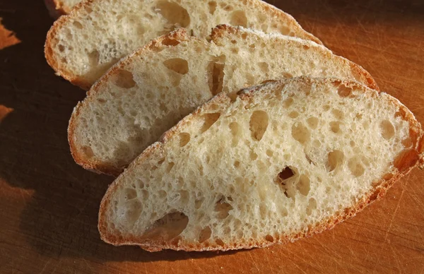 Biały chleb na drewnianym stołem — Zdjęcie stockowe