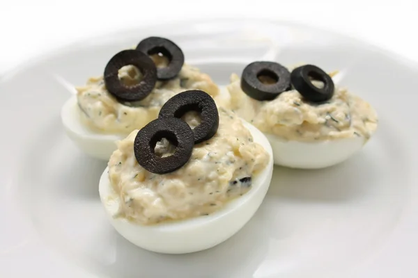 Яйца с оливками — стоковое фото