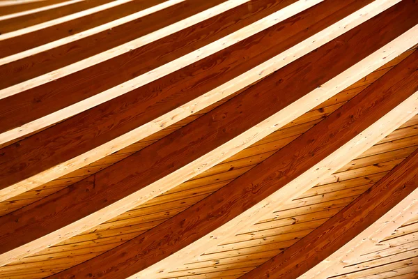 Sob telhado de madeira — Fotografia de Stock