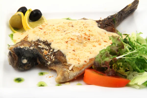 Τηγανητό ψάρι με σάλτσα κρέμα Εικόνα Αρχείου