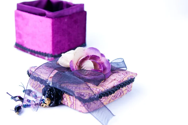 Open purple gift box with a rose isolated. — Stock Photo, Image