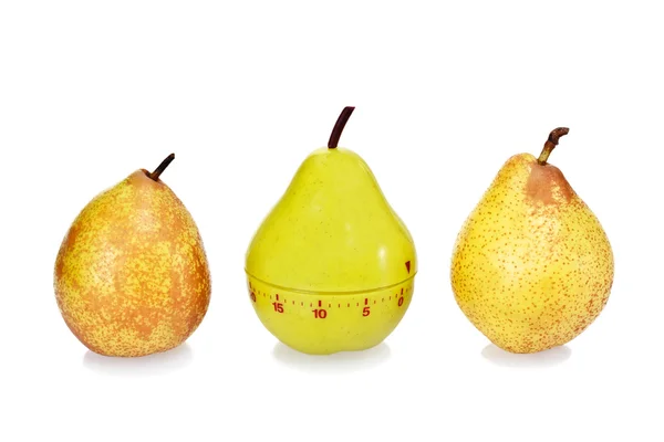 Två mogna färska päron och grön plast päron timer — Stockfoto