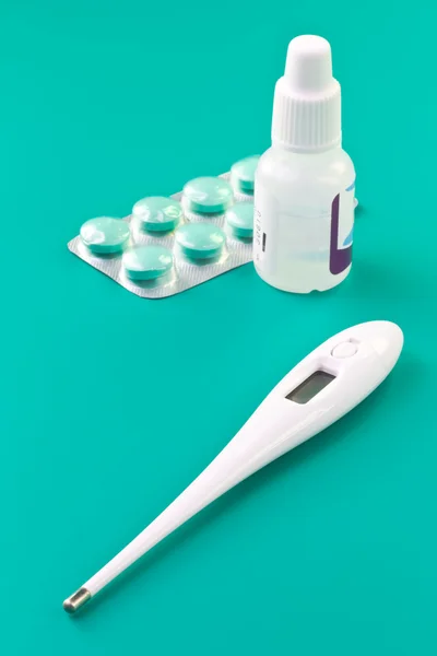 Thermometer, pillen en nasale druppels close-up — Stockfoto