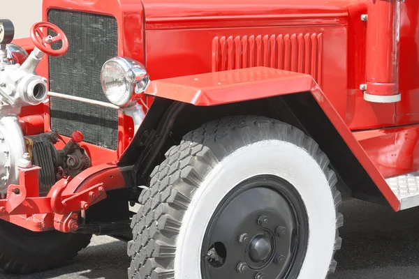 Червона старовинна пожежна машина — стокове фото