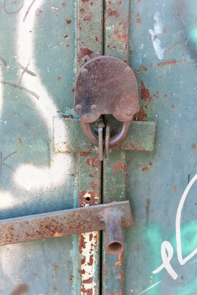 Detalle de puerta oxidada cerrada con candado — Foto de Stock