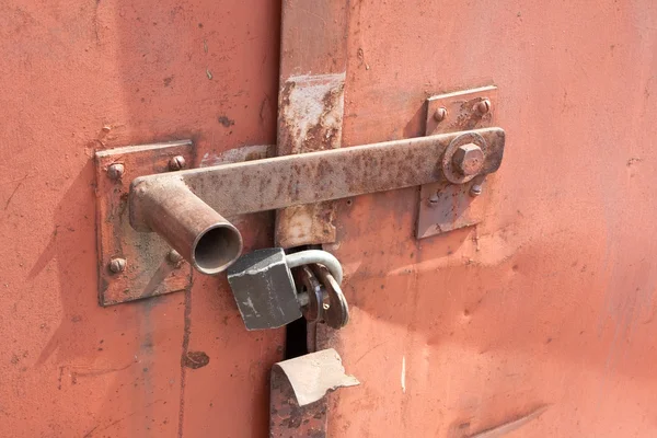 Detalle de puerta oxidada cerrada con candado — Foto de Stock