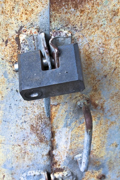 Detail van gesloten roestig deur met hangslot — Stockfoto
