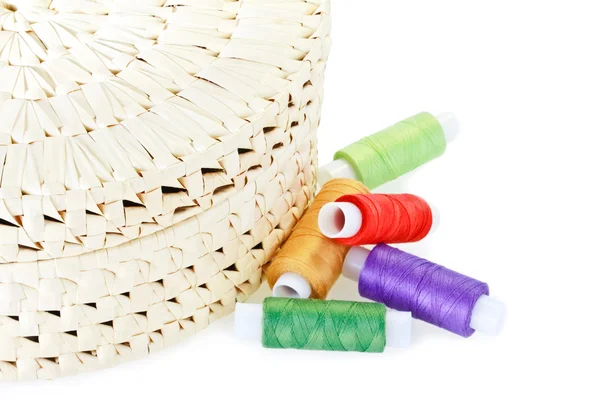 Handgewebte runde Schachtel für Stickereien mit Garnspulen — Stockfoto