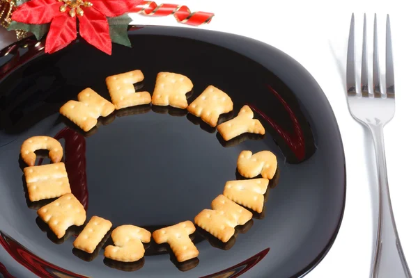 Schwarzer Teller mit Plätzchen, Gabel und Weihnachtsdekoration — Stockfoto