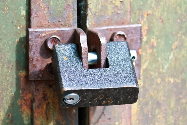 자물쇠와 닫힌된 녹슨 문의 세부 사항 — 스톡 사진