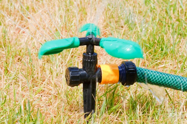 夏の日の芝生のスプリンクラーのクローズ アップ — ストック写真