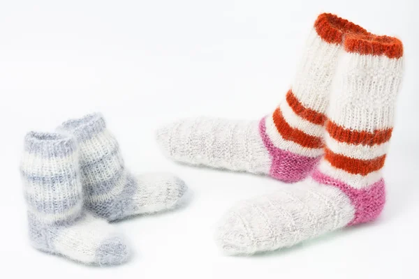 Paar Streifen bunte wollene Mohair-Socken für Mann und Kind — Stockfoto