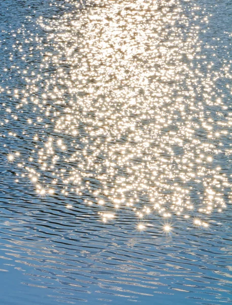 Βράδυ ήλιο μπαλώματα του φωτός στη λίμνη κυματισμός επιφάνεια — Φωτογραφία Αρχείου