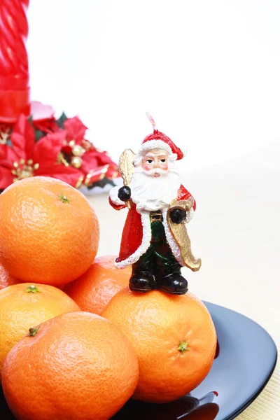 Pile Ripe Fresh Orange Tangerines Black Plate Santa Claus Red — Stock Photo, Image