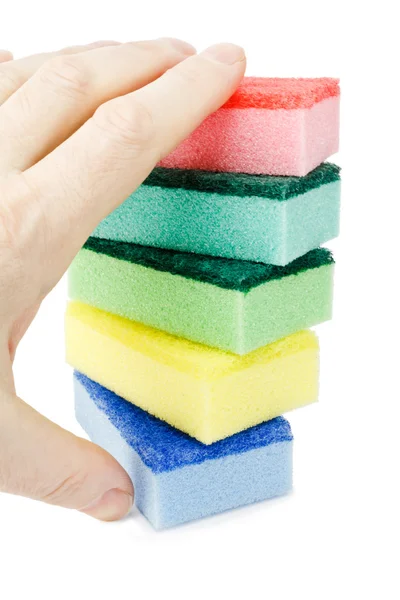 Mão masculina tomando esponjas coloridas isoladas no fundo branco — Fotografia de Stock