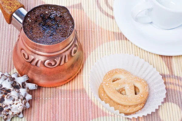 Freshly Brewed Hot Turkish Coffee Copper Coffee Pot Cup Cookies — Stock Photo, Image